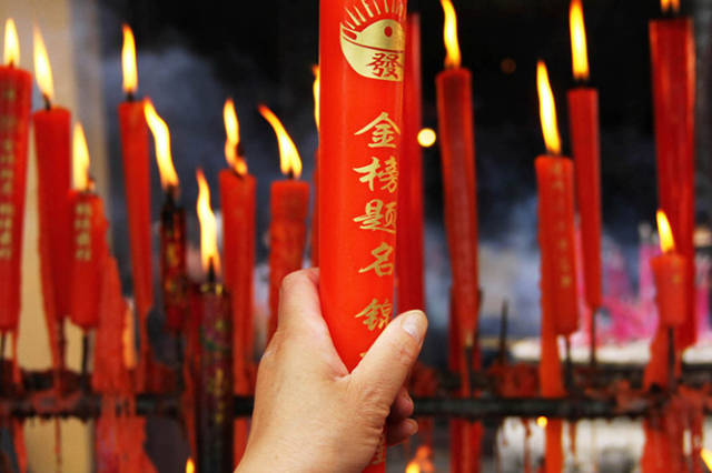 去寺庙烧香拜佛!要烧心香一炷,拜佛要拜真佛才行!