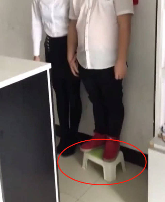 民政局拍结婚证件照,镜头下移之后,网友:这是硬