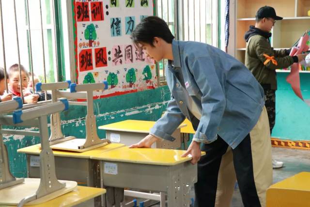 当看到我们送来的新课桌时,孩子们一个个激动的跳了起来 !