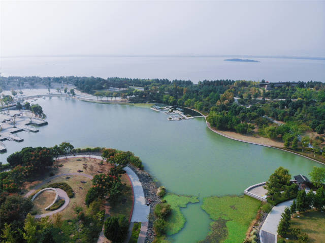 东太湖生态园位于吴江东太湖大桥南堍,是一座城湖一体,水绿相依的大型