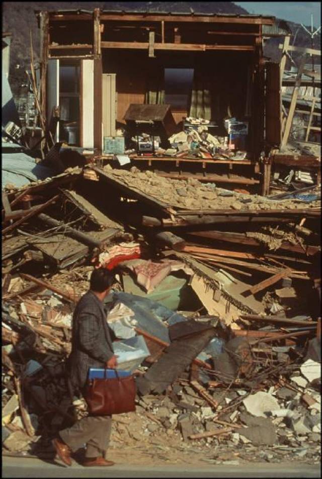 1995年阪神大地震后的神户 损失惨重满目疮痍