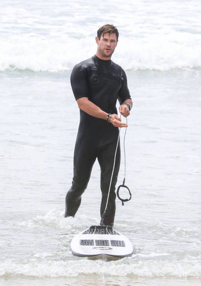 雷神海边激情冲浪,穿紧身泳装荷尔蒙弥漫,这翘臀女孩子都羡慕