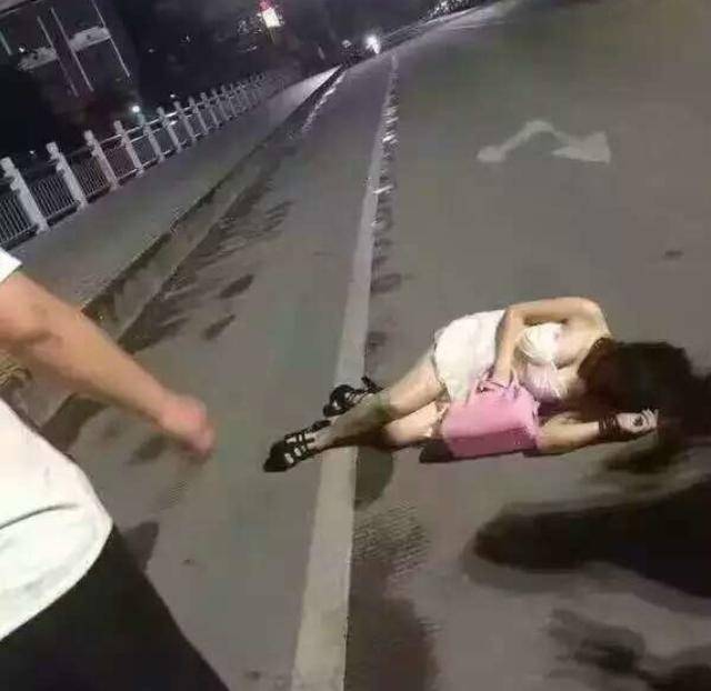 搞笑gif:回家的路上,看到一喝醉的妹子,马路上睡着了