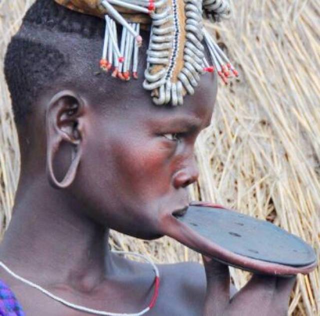 非洲这个地方文化保留完整,女人们不穿衣服不穿裤子