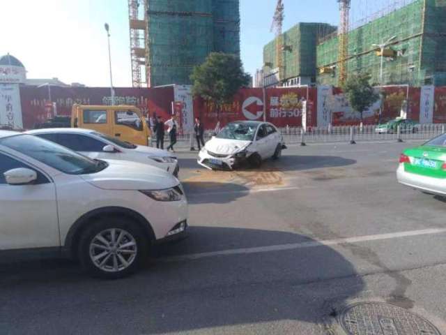 辽宁鞍山:铁东区发生严重交通事故 白色轿车失控撞倒一片