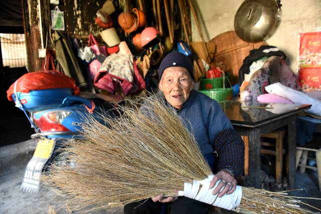 中国长寿之乡:浙江仙居93岁阿婆自己动手制作扫把补贴家用