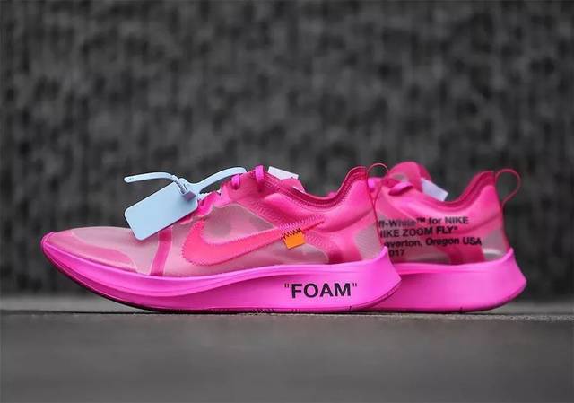 又逼格满满的个性鞋款,这双全粉的 off-white x nike zoom fly sp