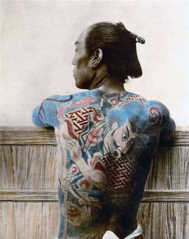 纵目远眺的日本武士,头发高高盘起,身上纹身很特别.