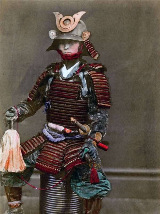 百年前日本武士上色照:头发高高盘起,个个目光呆滞