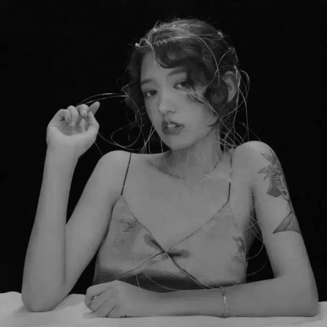 黑白女生头像/有点丧,有点唯美