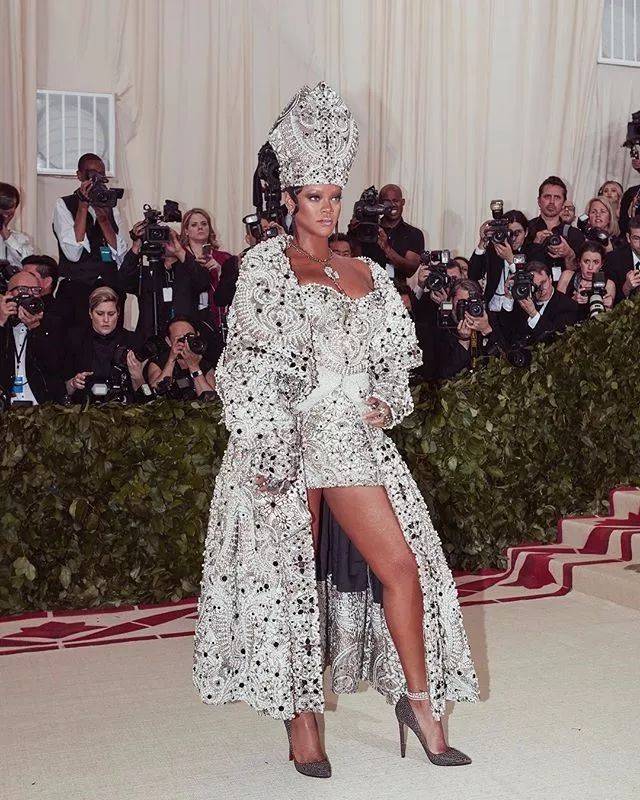 今年的met gala,当上了联合主席的蕾哈娜,更是以教皇造型出席,美到不