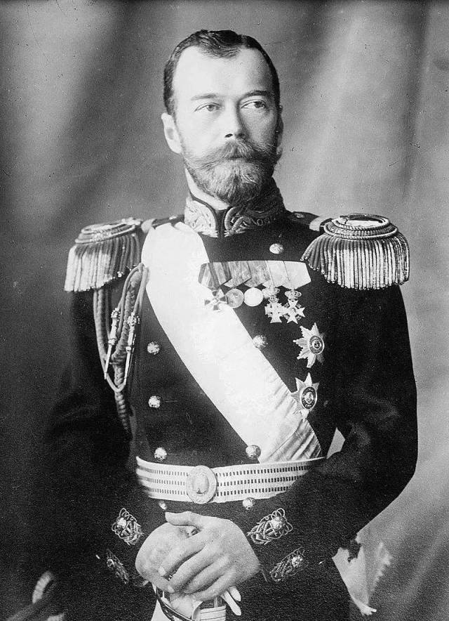 尼古拉二世是罗曼诺夫王朝第十八代沙皇,也是最后一任沙皇.