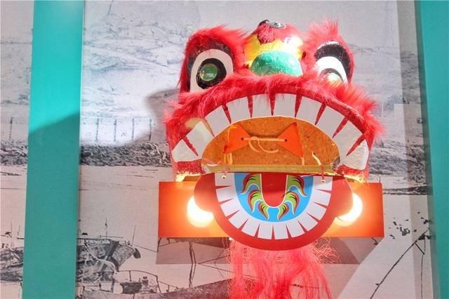 而舞狮代表着兴旺,这也是它家的吉祥物喔.