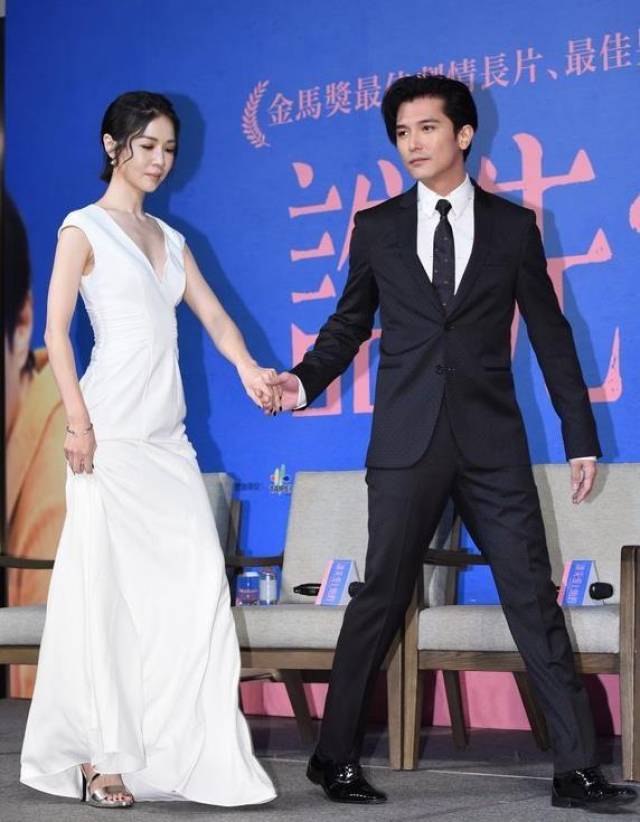 唐嫣罗晋大婚在即,前男友邱泽心情未受影响,笑容满面牵手女生