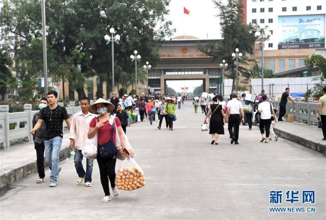 广西东兴口岸中越友谊大桥繁忙的边贸景象(10月27日摄).