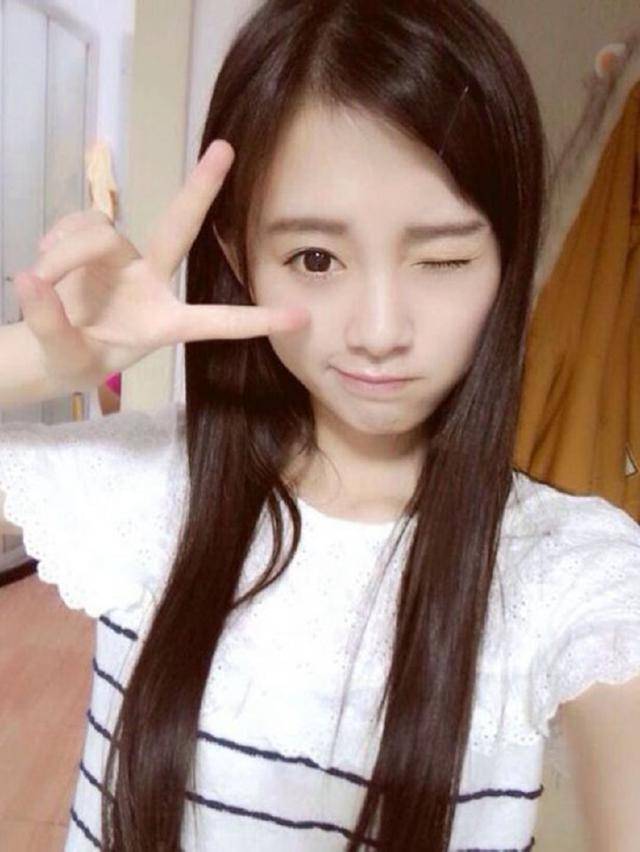鞠婧祎,女生的常用姿势,可爱的"剪刀手".