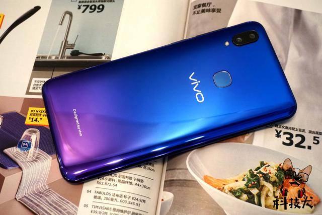 vivo z3极光蓝版开箱: 3d微弧方案打造 渐变色机身设计