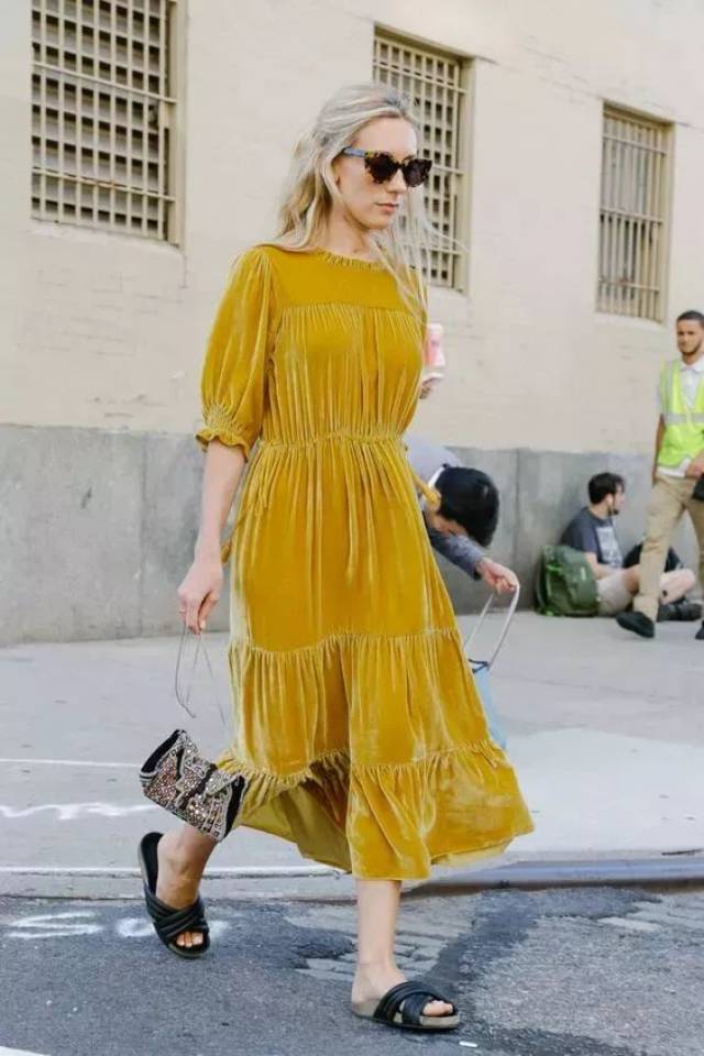 丝绒质感的姜黄连衣裙看起来实在太高级!隐隐散发的面料光芒华丽极了