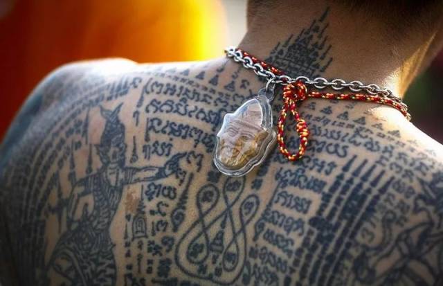 泰国纹身有多厉害?传说刀砍不入的纹身界老大,每年都被动物附体