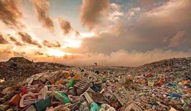 一个塑料袋在垃圾填埋堆里分解至少需要 500年 以上.