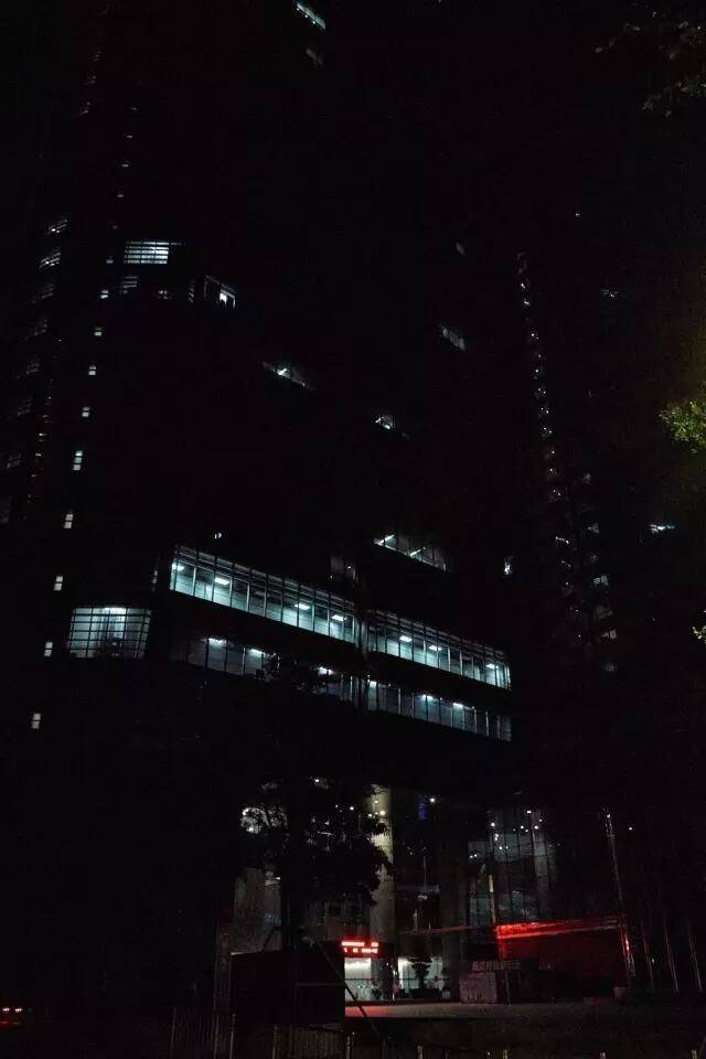 当你抱怨生活太难时,请看看凌晨三点半的深圳