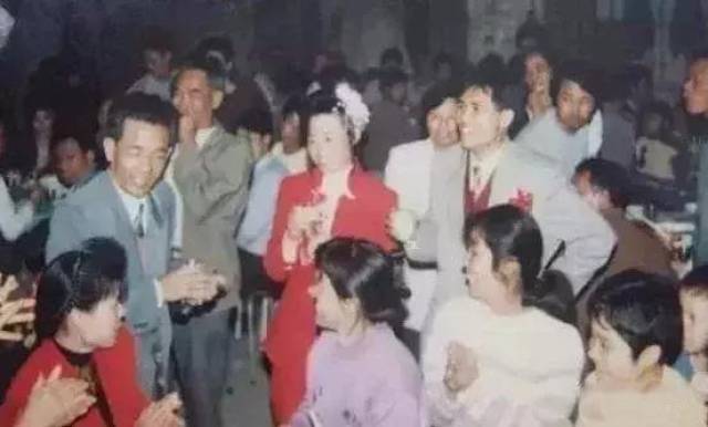 天天传出震耳欲聋的音乐声 八成是刚结婚的 90年代的婚礼开始讲究排场