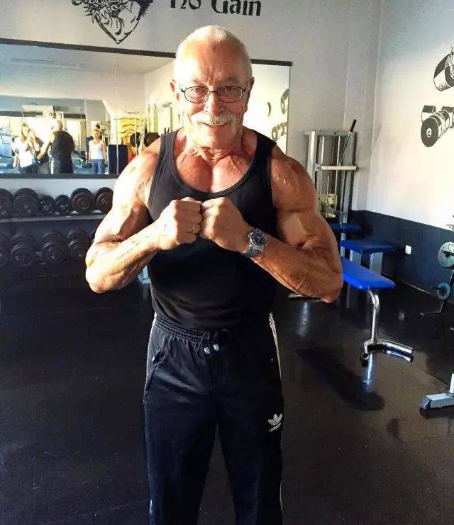 73岁高龄肌肉爷爷爱健身,更爱骑哈雷,这大概是男人都梦想的样子!