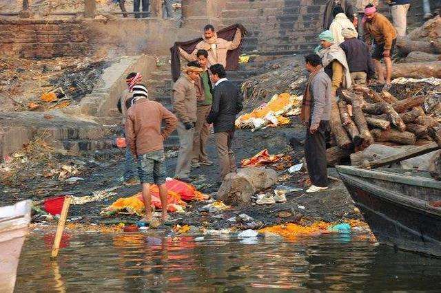 印度恒河究竟有多脏? 满满的垃圾还有浮尸! 网友: 这水能直接喝?