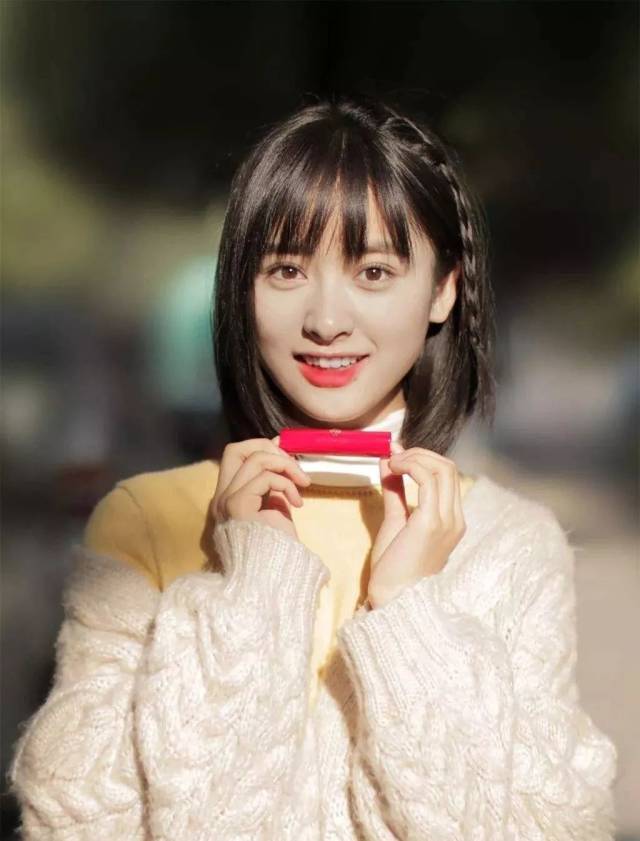 如果你本身就是个短发姑娘 也可以来试试"初恋发" 脸颊两边的头发刚好