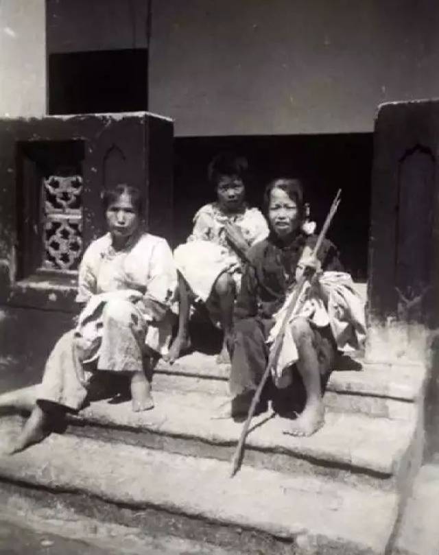 乡村耍把戏,摄于1905-1930年间.