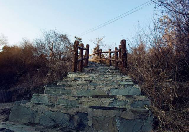 京西古道是指北京西部山区的古代交通道路, 统称西山.