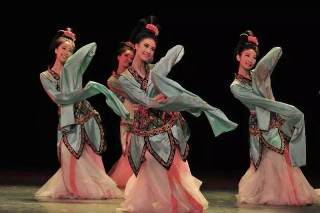 >中国古典舞群舞《踏歌》 编导:孙颖