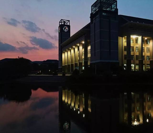 何 雨 鑫 何雨鑫,南京晓庄学院大学生通讯社 视觉部新人.