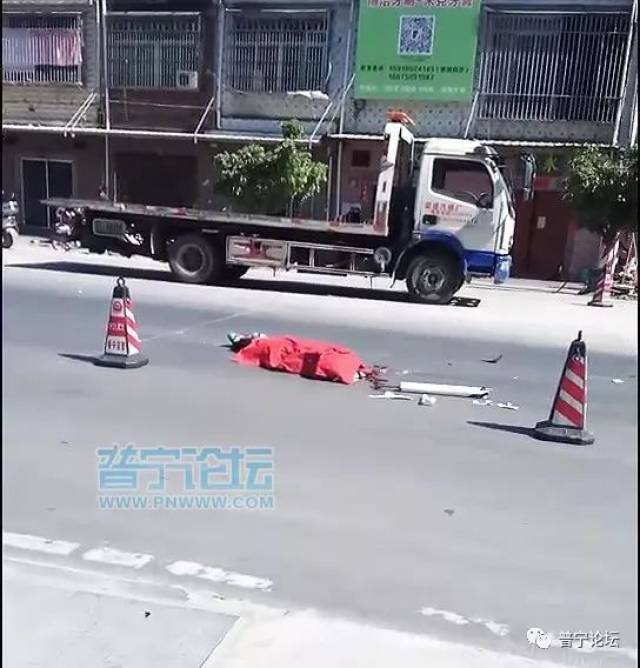 惨烈!视频曝光普宁某路口车祸,女子惨遭泥头车碾压身亡