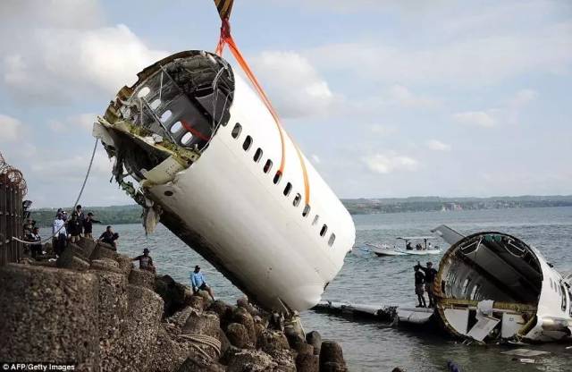 20年印尼最惨烈空难!只有1个倒霉蛋幸存!飞机解体,遗物尸体散落!