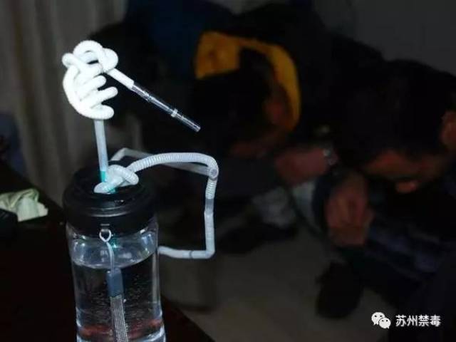 注射:将毒品酿成粉末后加水溶解,通过注射器