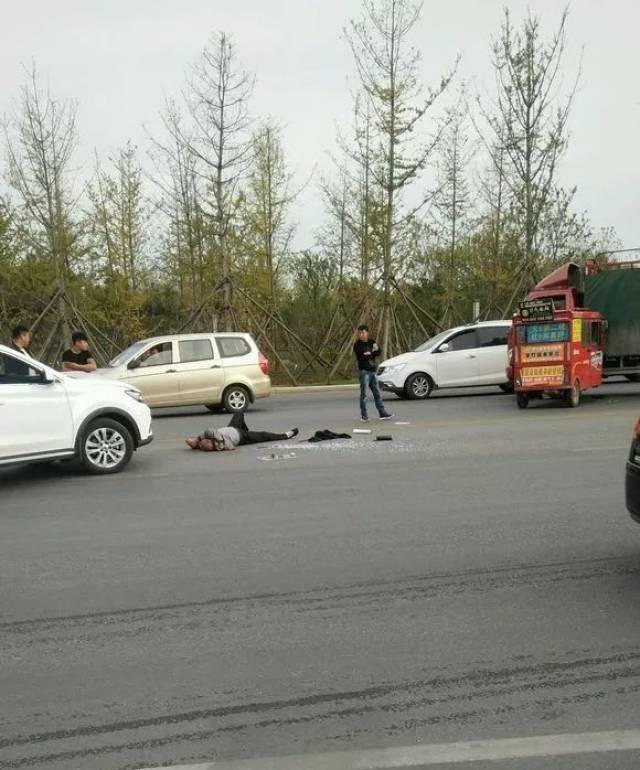 唐河县唐方路口突发一起交通事故,三轮车出事了. .