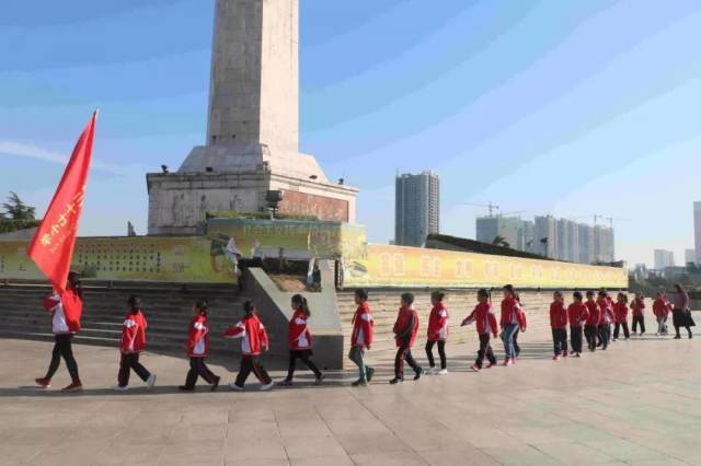 缅怀先烈——南阳市第三十七小学组织学生到解放广场德育实践教育活动