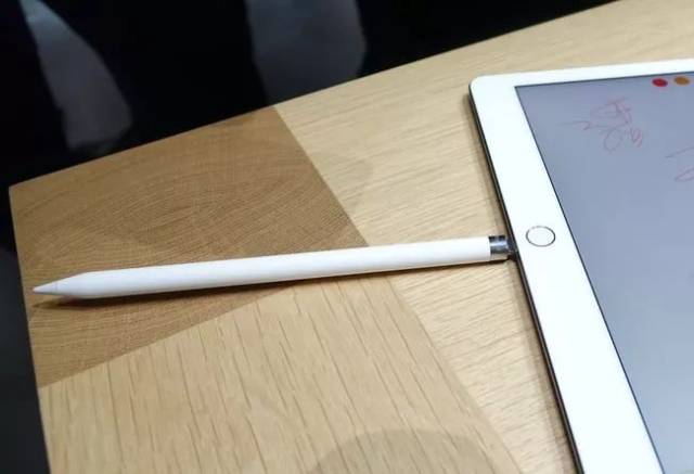 直接吸附到 ipad pro 上即可自动充电,并且屏幕上还能显示笔的电量