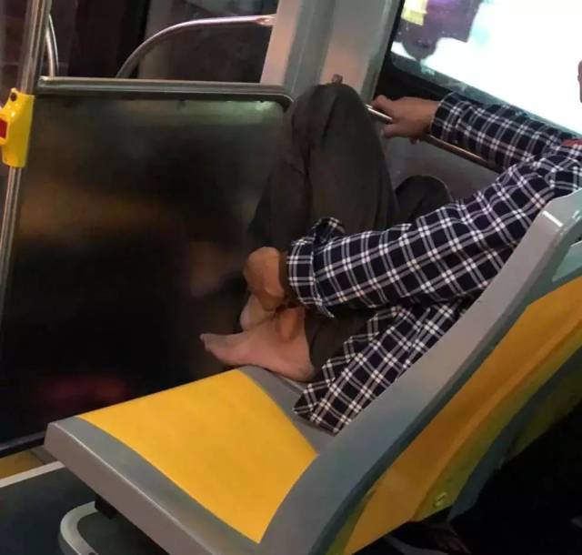 这是条有"味道"的推送!广州一男子在公交车上脱鞋,擤鼻涕