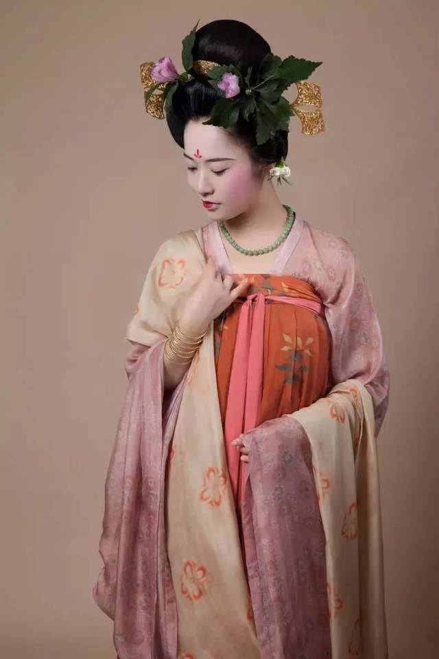 从沈从文的服饰研究到中国装束复原小组的汉服实践【无界线第362期】
