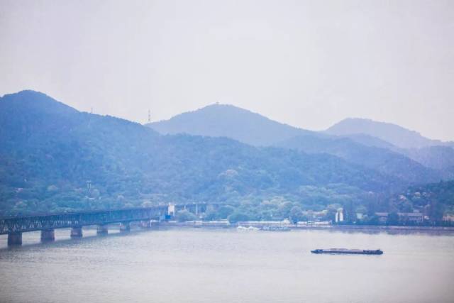 杭州多一家法式酒店,惊艳无边泳池,还能打高尔