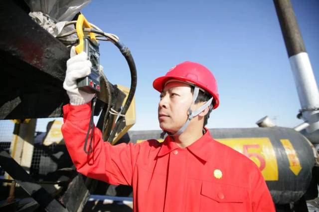 采油工赵奇峰:攀登技能的奇峰峻岭