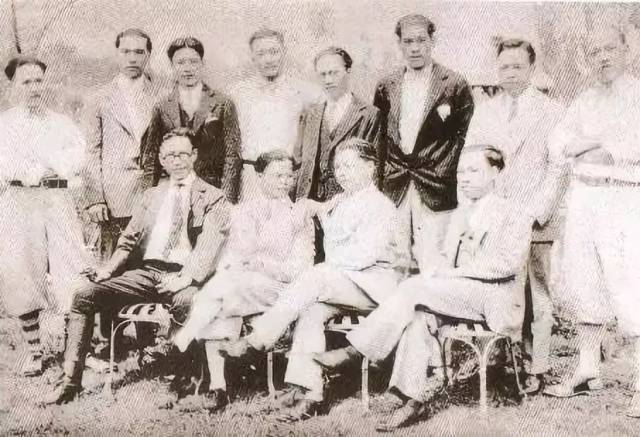 1907年徐锡麟和秋瑾在国内惨遭清廷杀害.