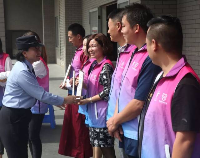 有热心的市民支持,反诈团队日益状大 最后,本场"平安剧场"防诈骗进