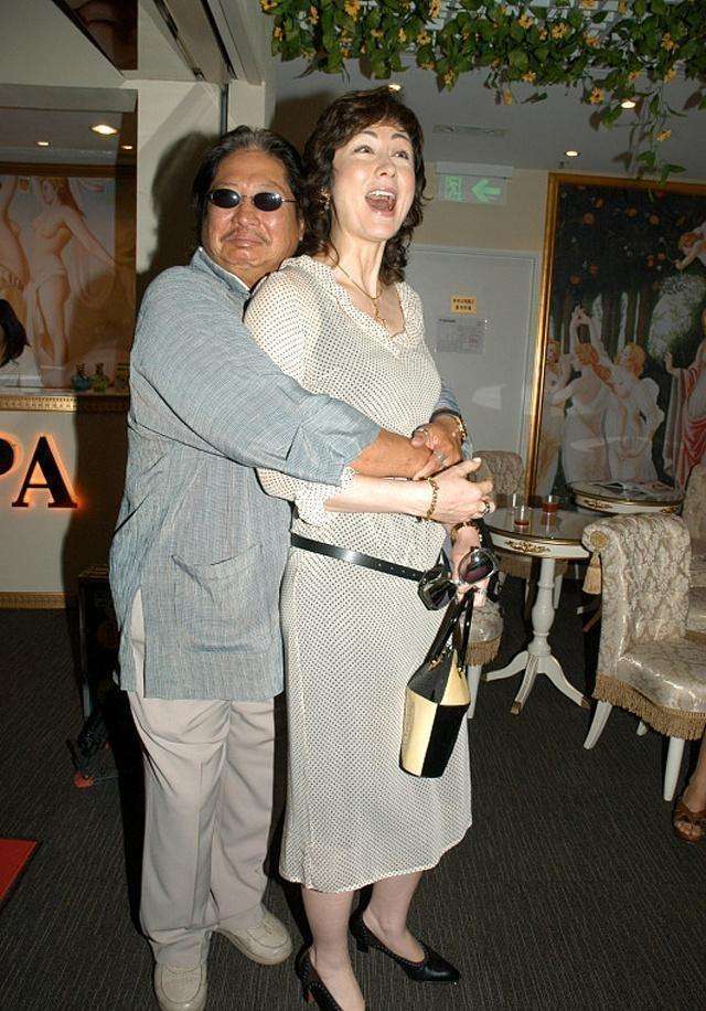 1991年,洪金宝与第一任妻子曹恩玉离婚后便看上了比自己小13岁的混血