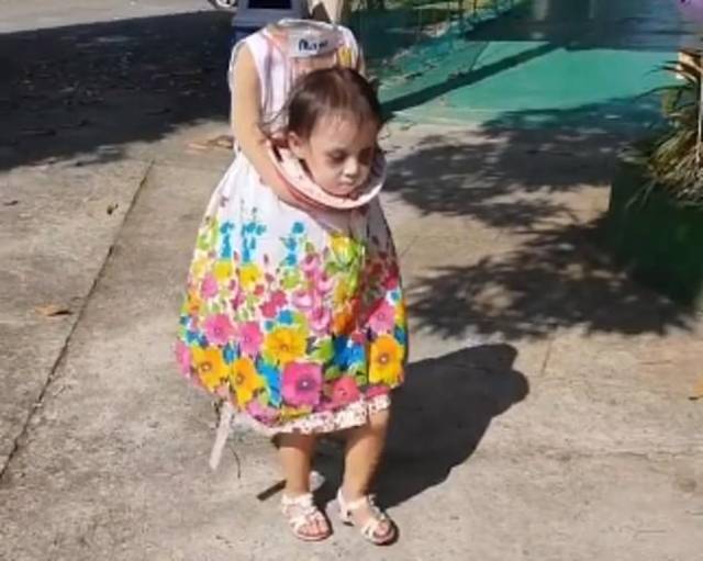2岁小女孩万圣节装扮成"无头鬼" 人们向"脖子"里扔糖果