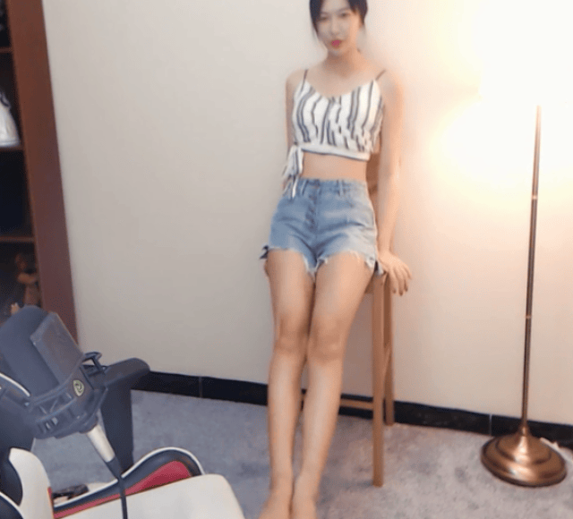 脱下丝袜的饺子君还能秀美腿?网友:瞬间失去了