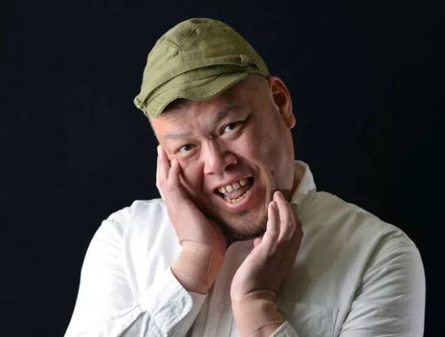 这个日本搞笑艺人戏虐了整个文化圈