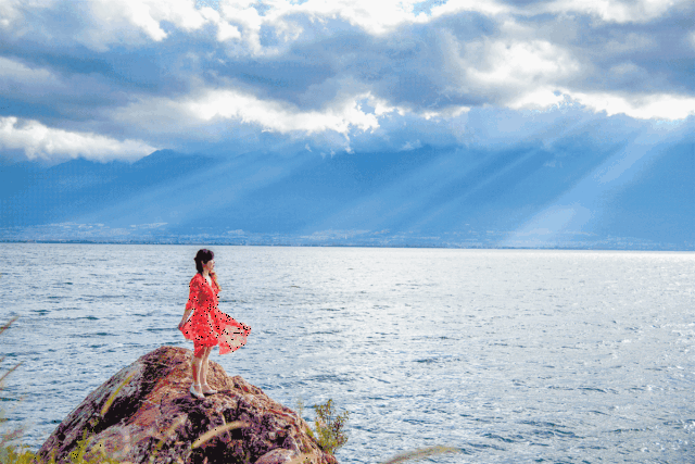 带47岁少女媳妇丽江旅行,谁说旅行是年轻人的特权,网友:爷们儿